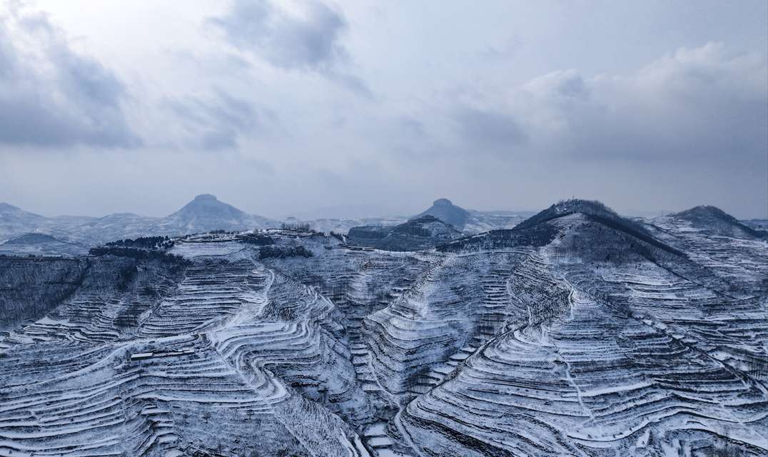 蒙阴県岱崮鎮：初雪で銀世界の童謡のような景観に
