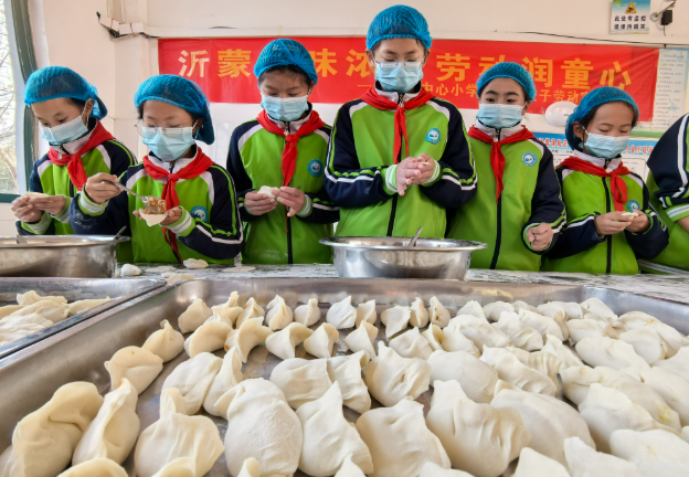 冬至を前に児童が手作り饺子で伝统を体験