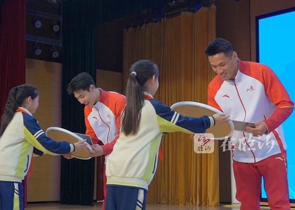 全運優勝者が学校を訪問、沂蒙精神とスポーツの力が生徒たちに ...