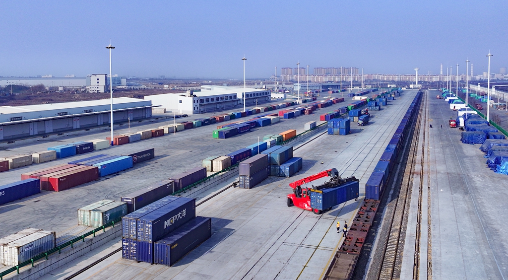 临沂国际陆港で欧州向け货物列车の積み下ろしが活発化