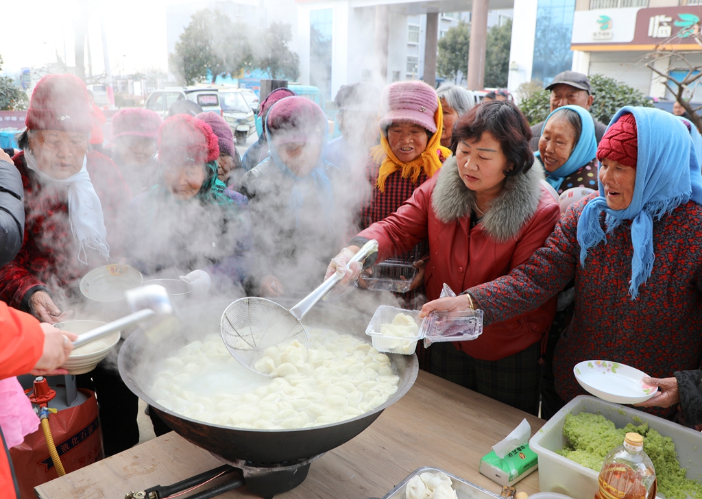冬至を前に高齢者向け「餃子の宴」、温かい手土产が配られる
