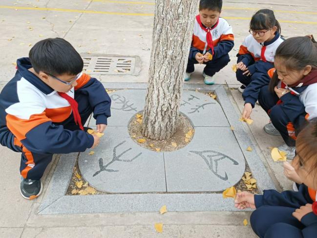 費県西関小学校 イチョウの木の下で成語探究 墨香満ちる学び ...