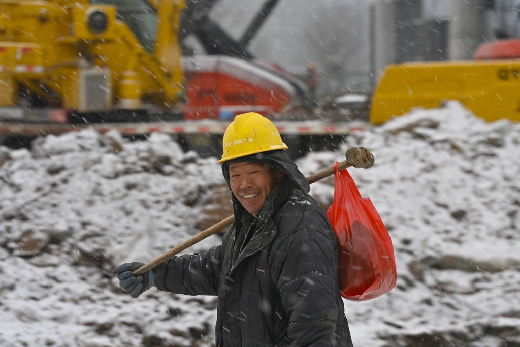 臨沂市蘭山区:工事現場と物流市場 雪の中も建設続く