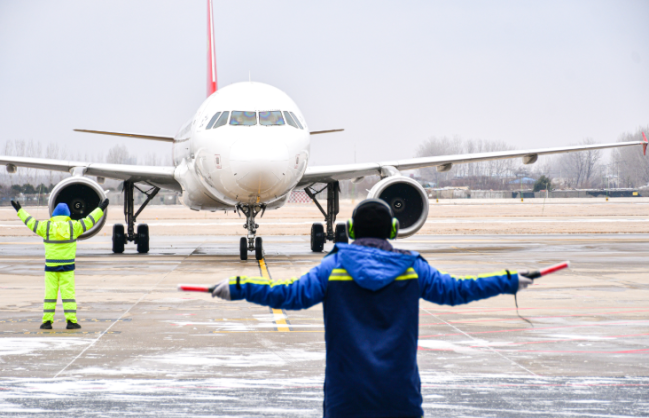 臨沂空港全員が動員 除雪で運航確保