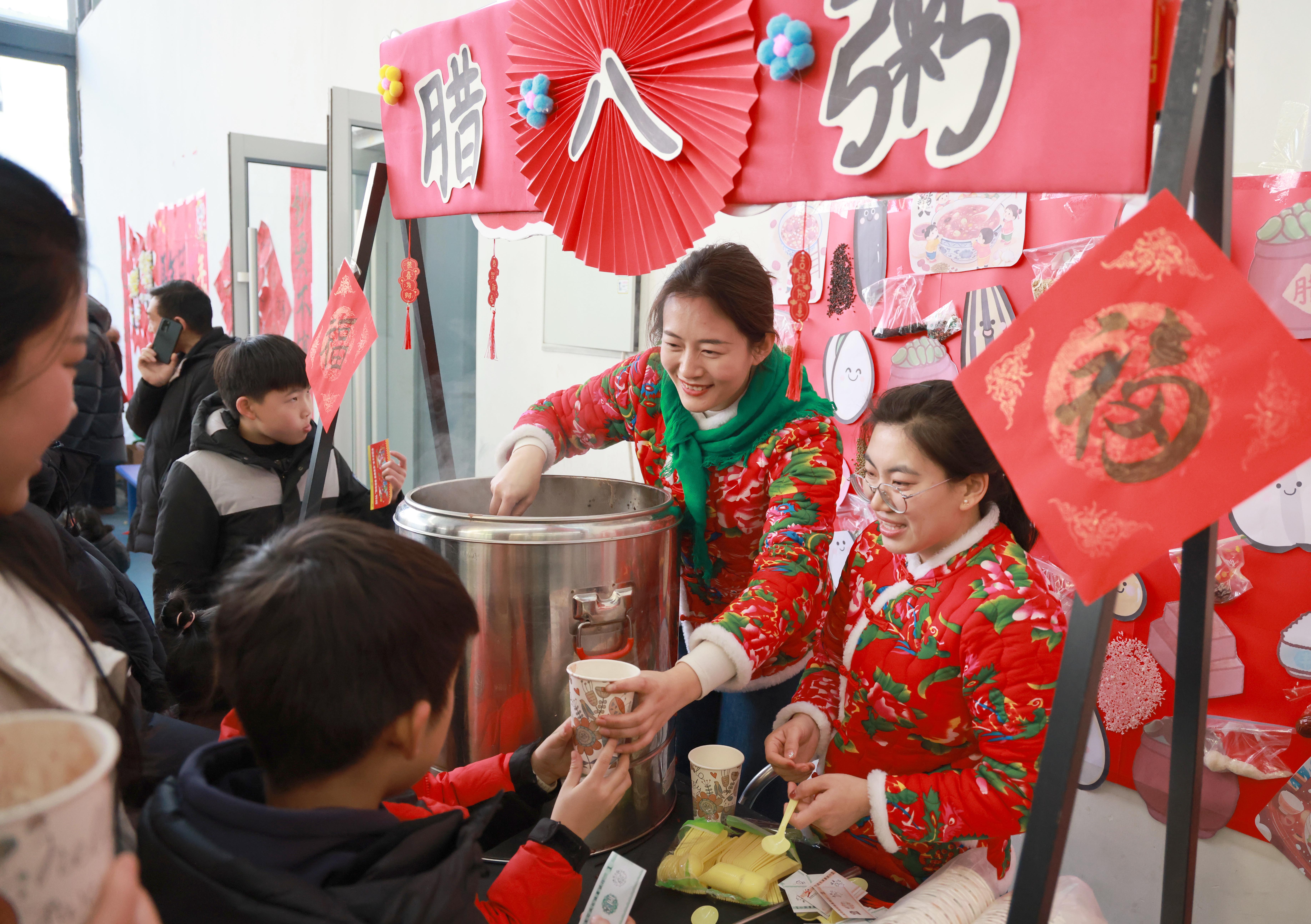蘭山区：幼稚園で腊八節イベント開催　親子で伝統文化を体験