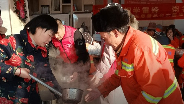 蘭山区：温かい腊八粥を提供