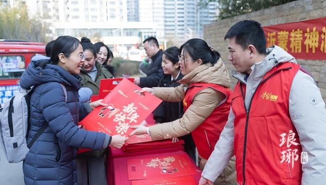 新春対聯を贈り物に、住民に温かみと春節の祝福を届け