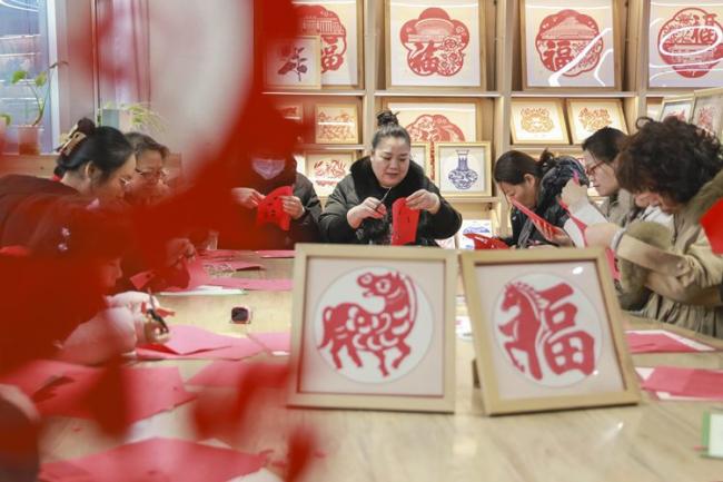 金雀山街道で「馬」モチーフの「福」字剪定体験 春節を前に