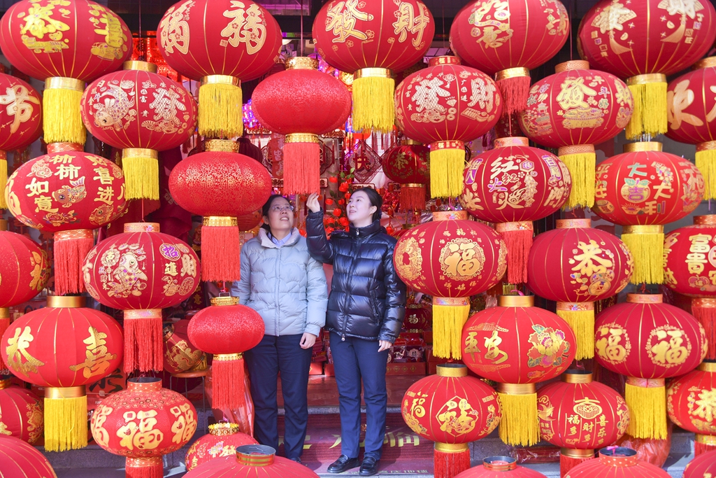 春節商戦活況 赤ちょうちんや馬年グッズが彩る