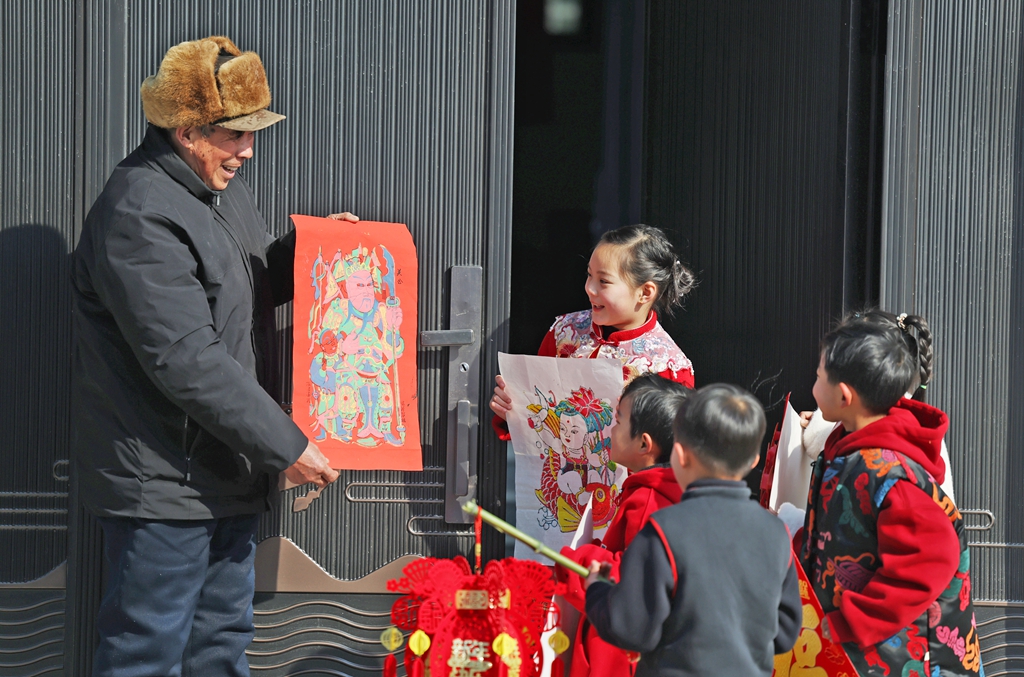 春節気運高まる郯城、木板年画の伝統を高齢者が子供たちに伝承 ...
