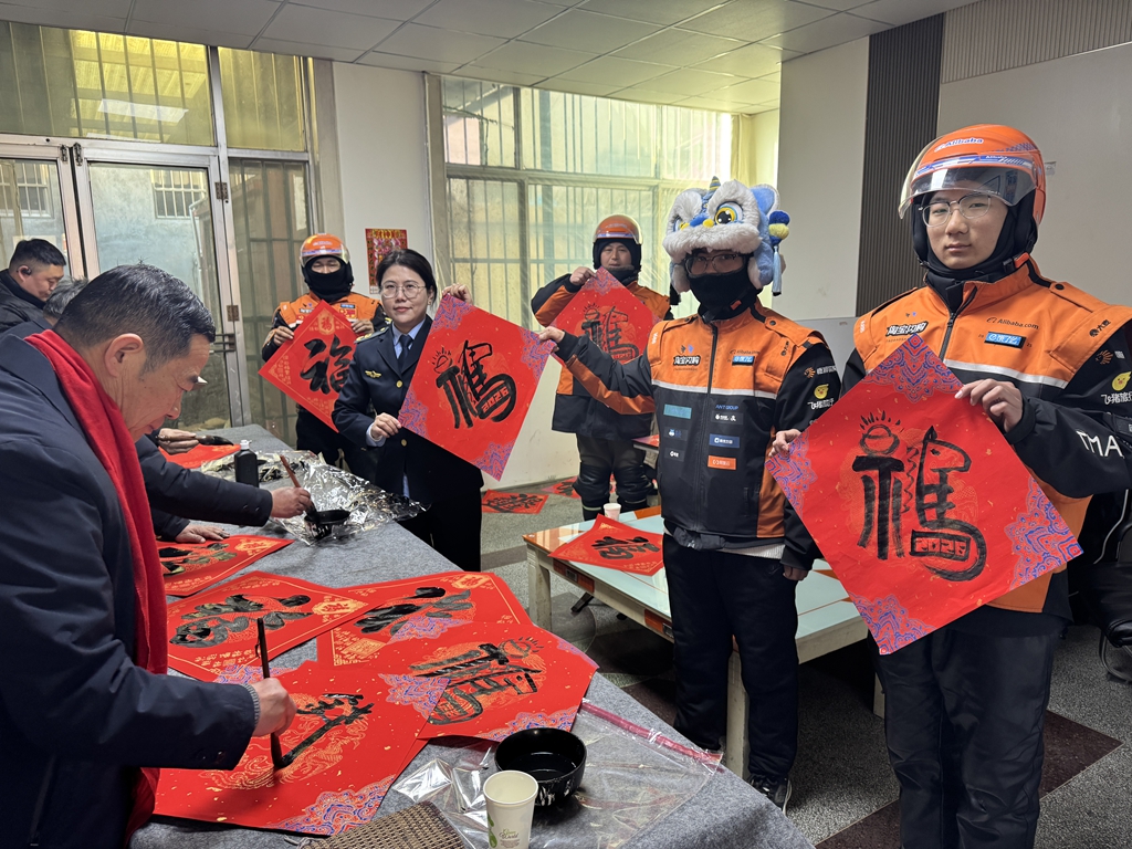 ネット配達員100人に新春の慰問　ケーキ・春聯など贈呈