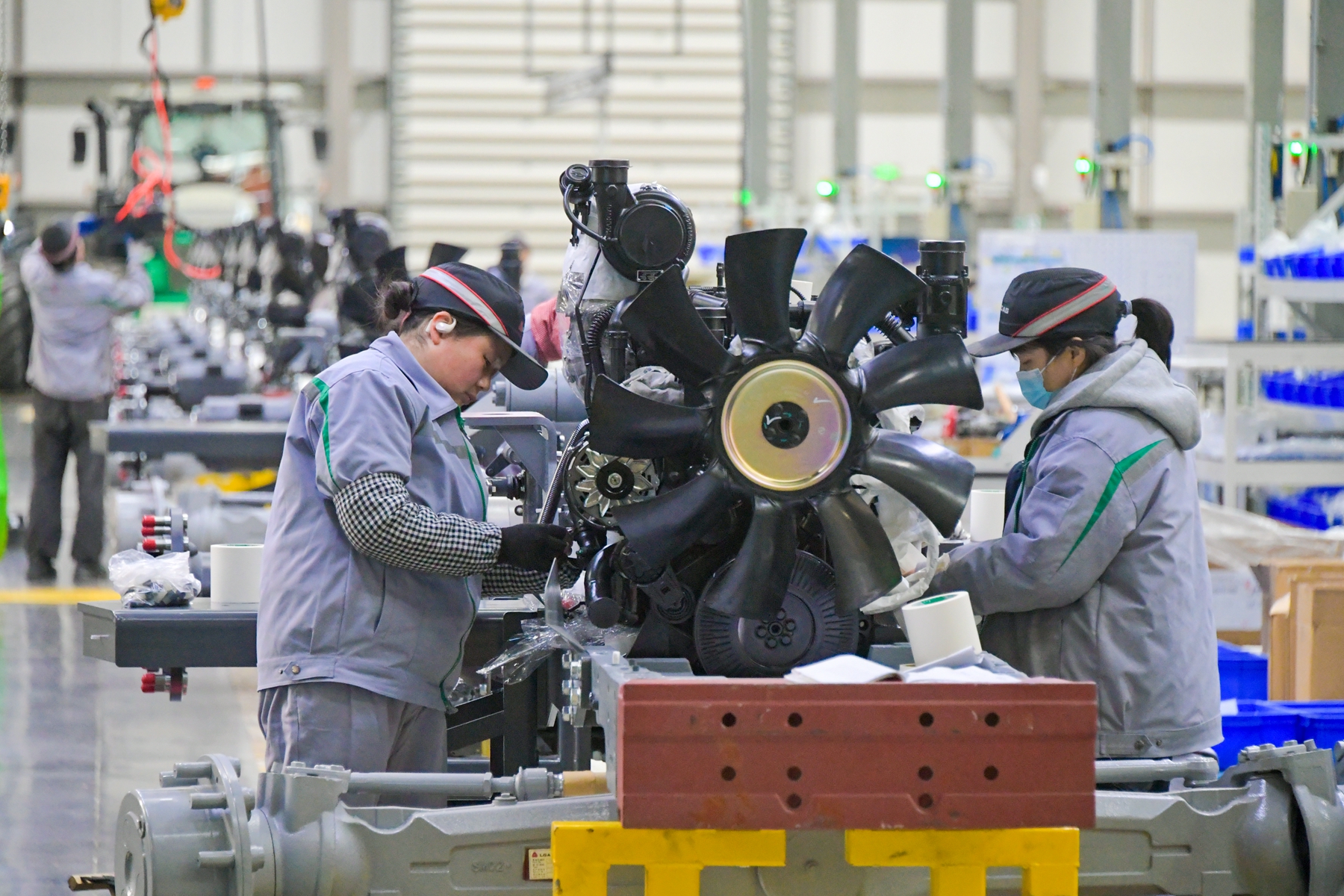 蘭山区の農業機械メーカー、春作りに向け機器の組み立て急ぐ