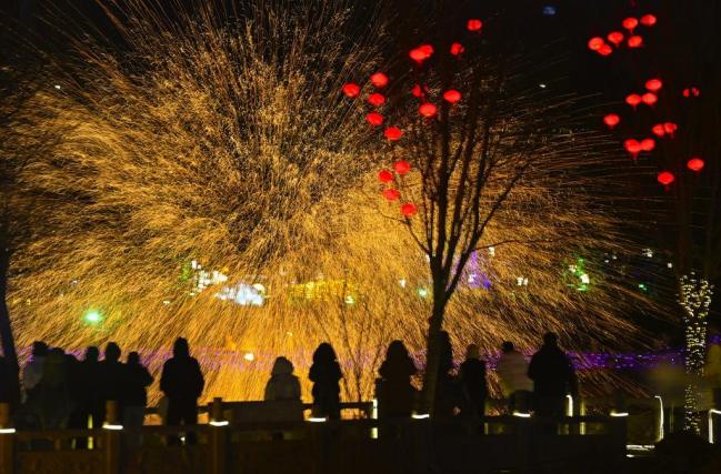 羅荘区宝泉勝境、元宵祭り万灯でにぎわう