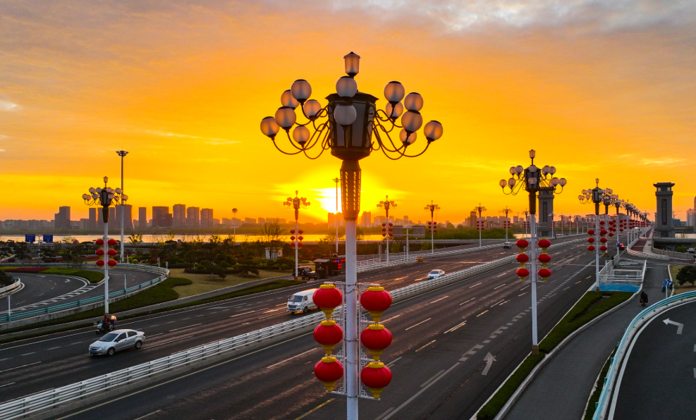 朝焼けに染まる臨沂：街全体が春の息吹に満ちる