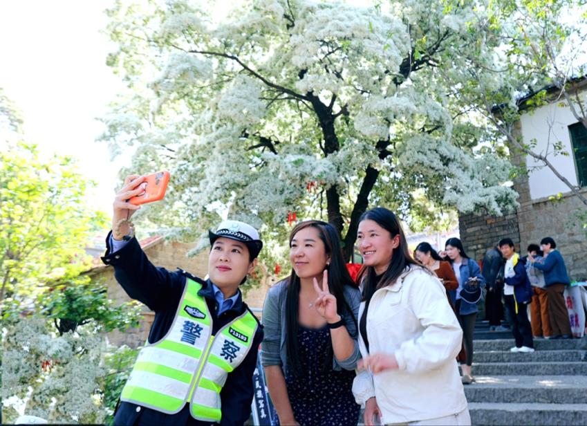 費県馬庄鎮：千年スユウナギの開花で観光客殺到　警察が交通安 ...