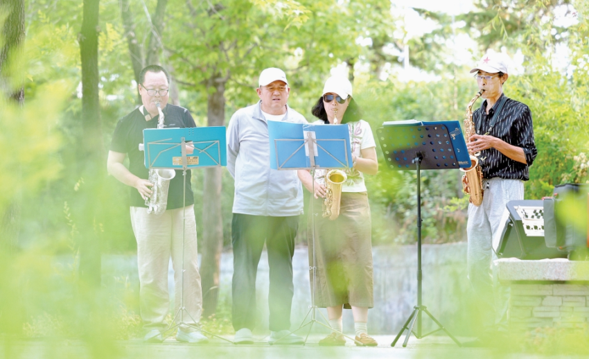 初夏の公園でサキソファコンサート開催、市民に癒やしの音色届 ...