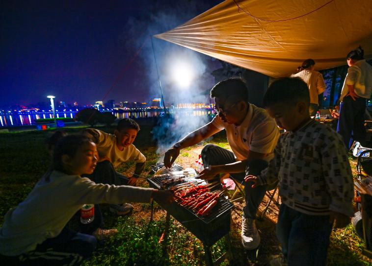 沂河河畔に夜市のにぎわい広がる、臨沂の夏の夜景が市井の温も ...