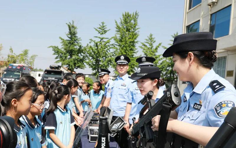 沂南県警察署が警察署開放デーを開催、子供たちが警察装備を体 ...